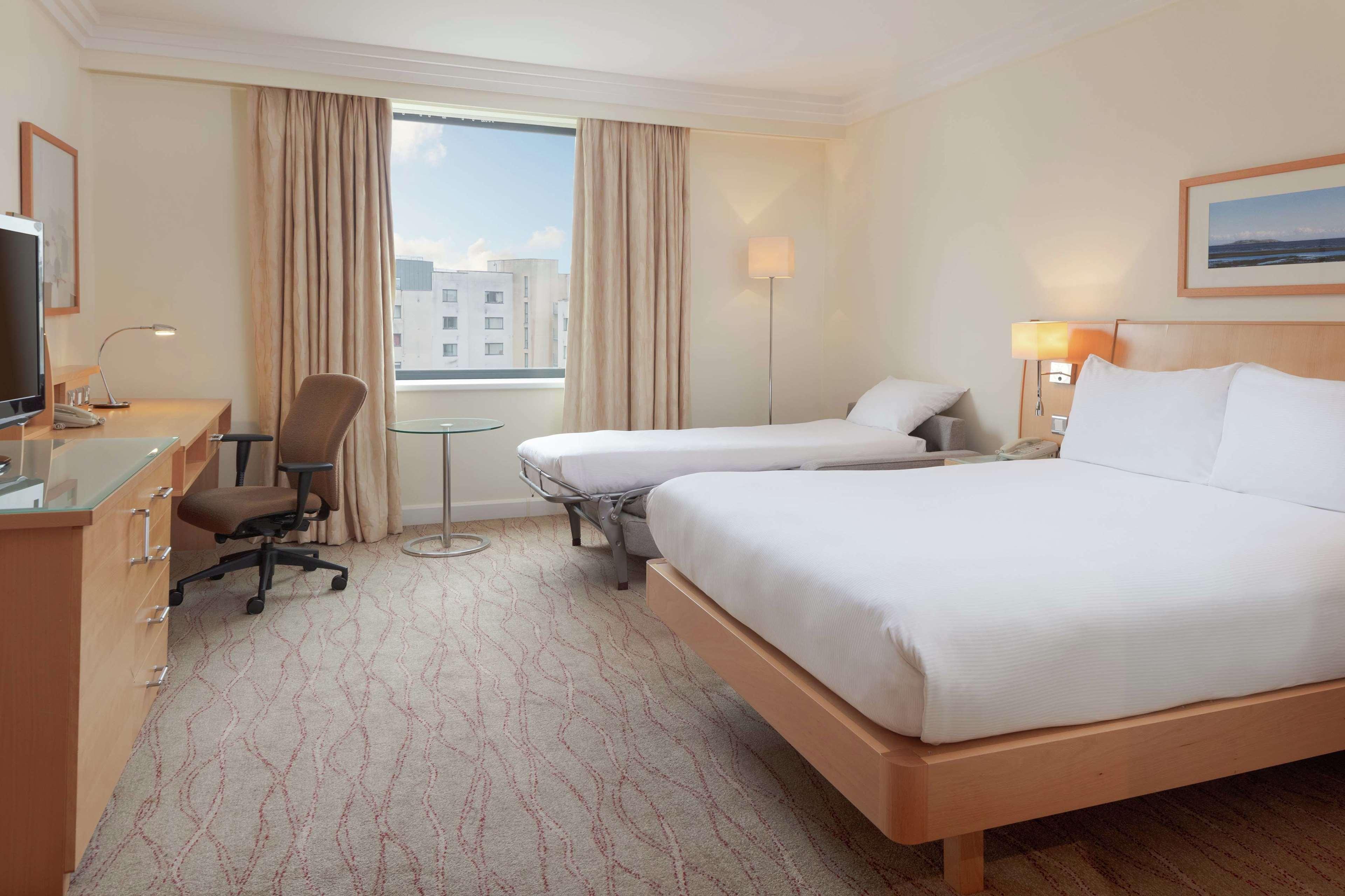 Hilton Dublin Airport Hotel Cloghran Exterior photo