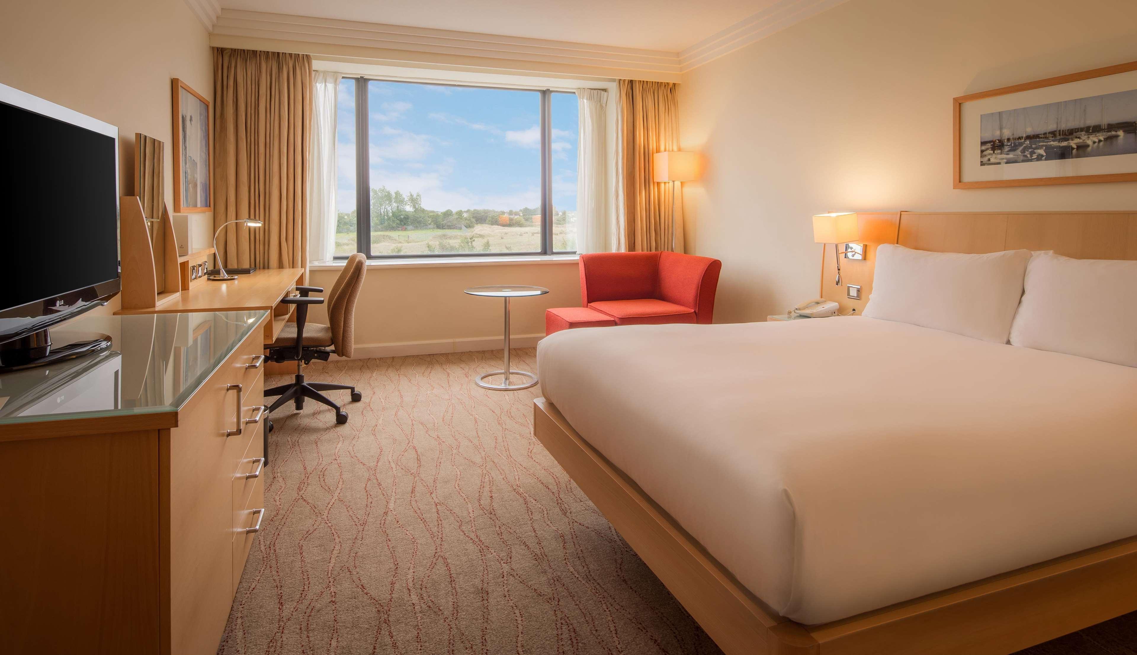 Hilton Dublin Airport Hotel Cloghran Exterior photo