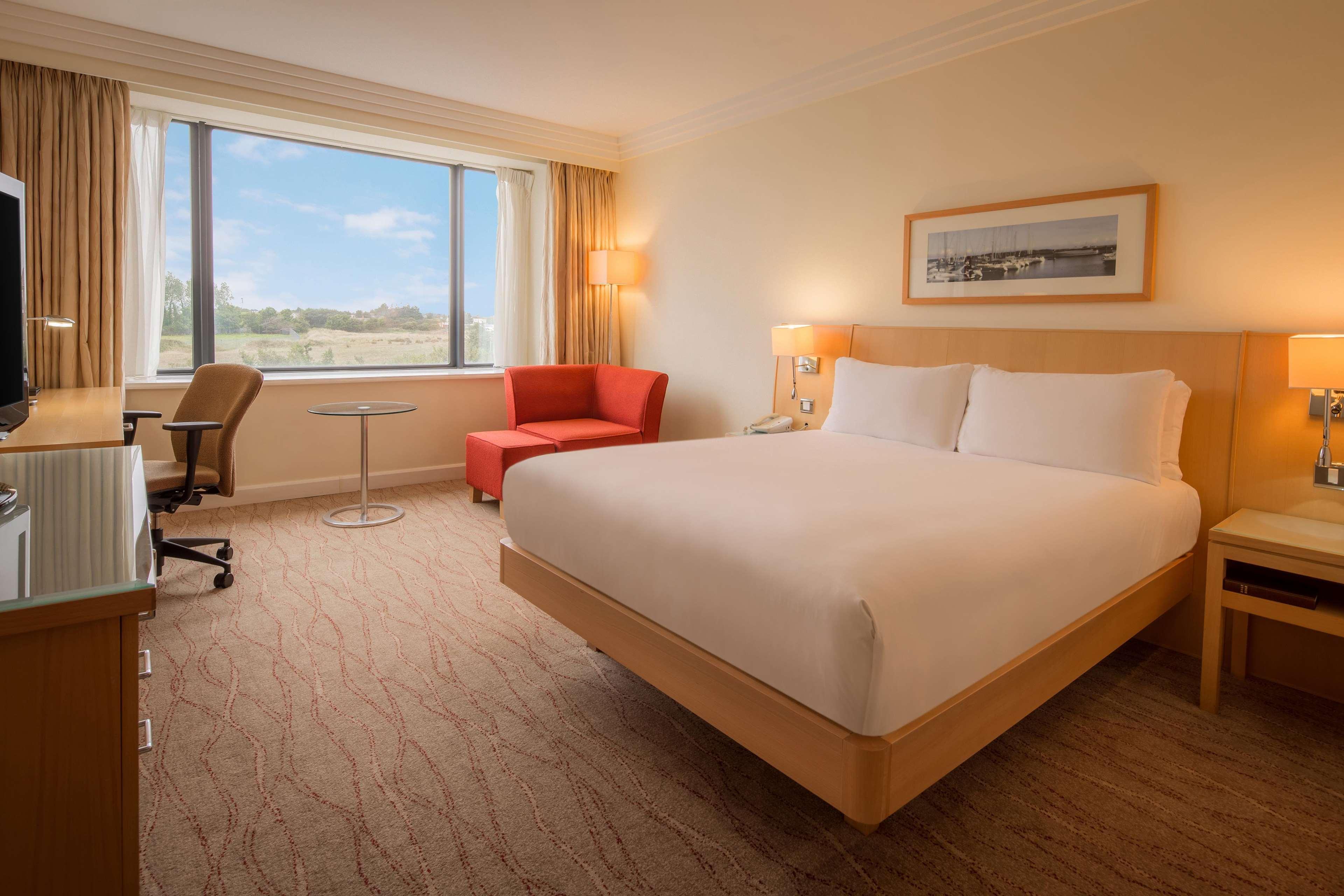 Hilton Dublin Airport Hotel Cloghran Exterior photo