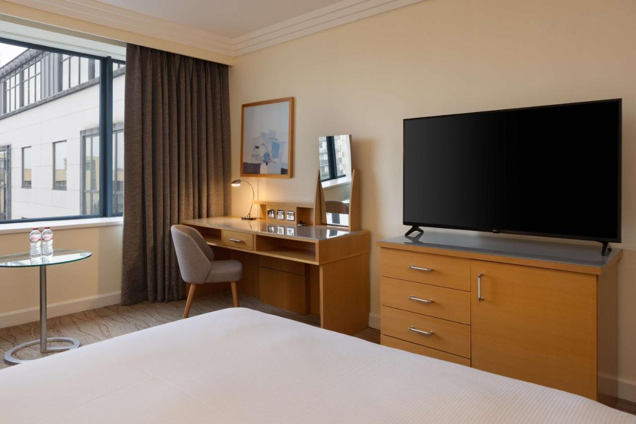 Hilton Dublin Airport Hotel Cloghran Exterior photo