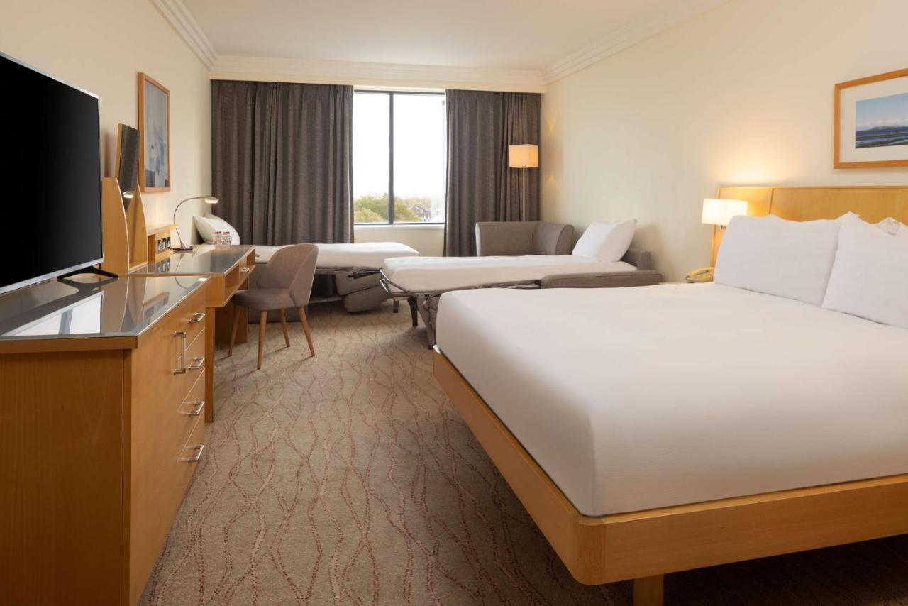 Hilton Dublin Airport Hotel Cloghran Exterior photo