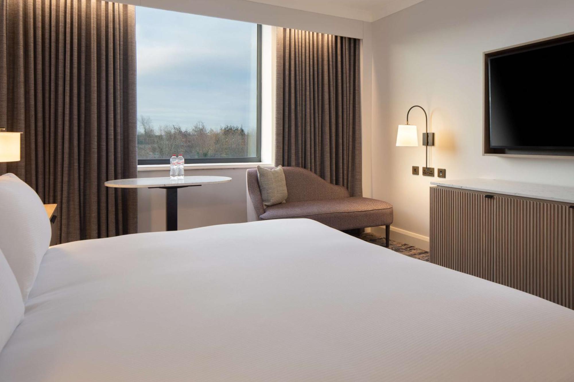 Hilton Dublin Airport Hotel Cloghran Exterior photo