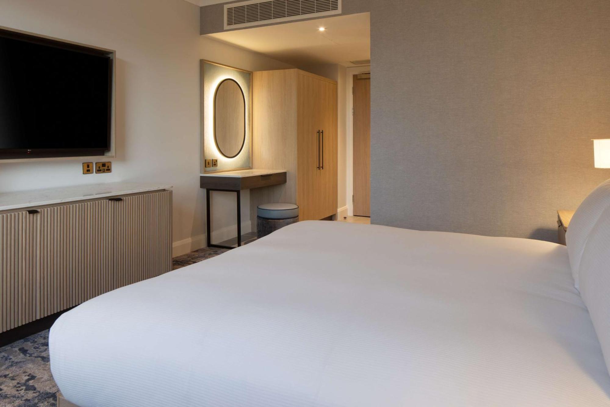 Hilton Dublin Airport Hotel Cloghran Exterior photo