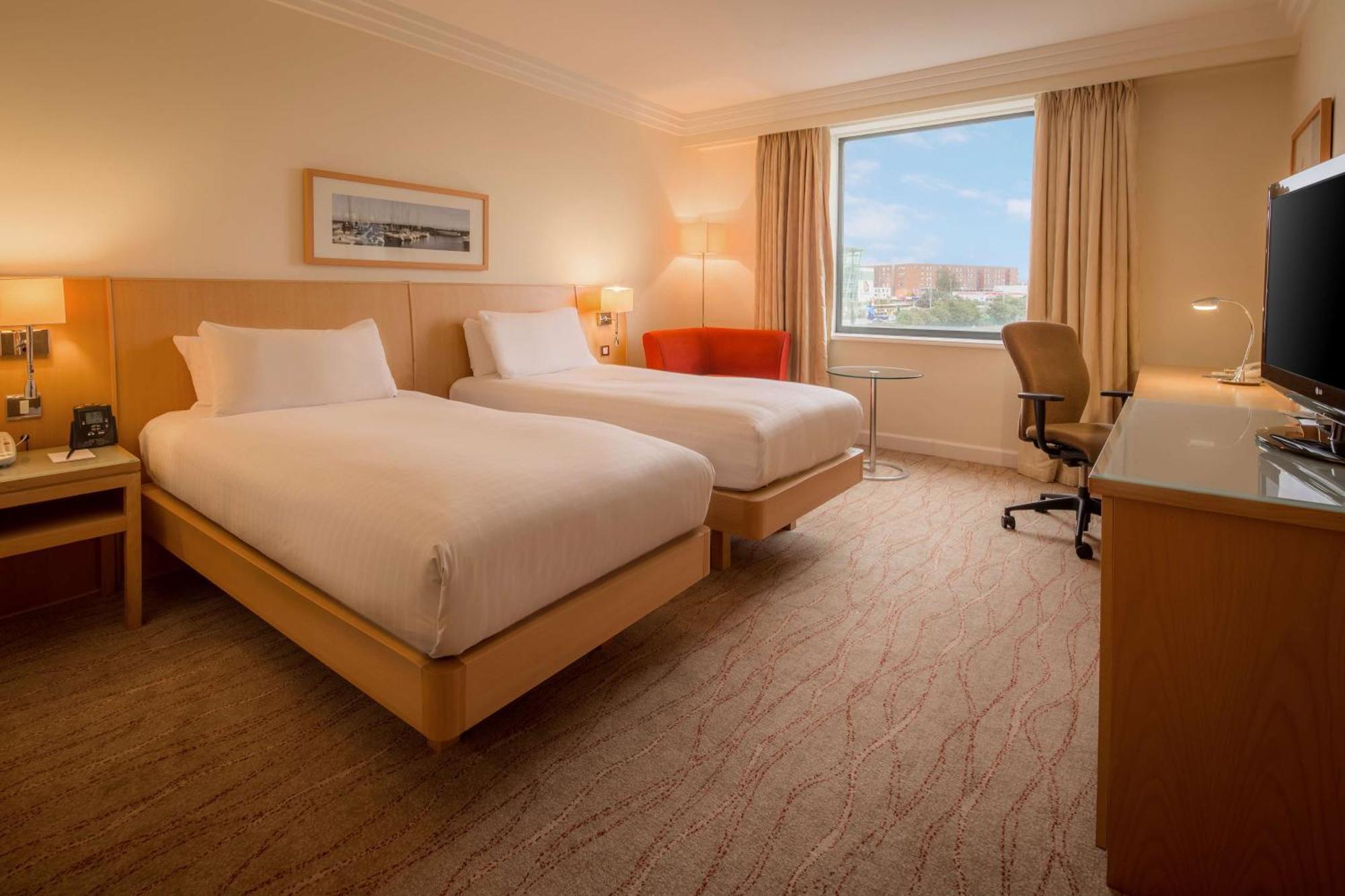 Hilton Dublin Airport Hotel Cloghran Exterior photo