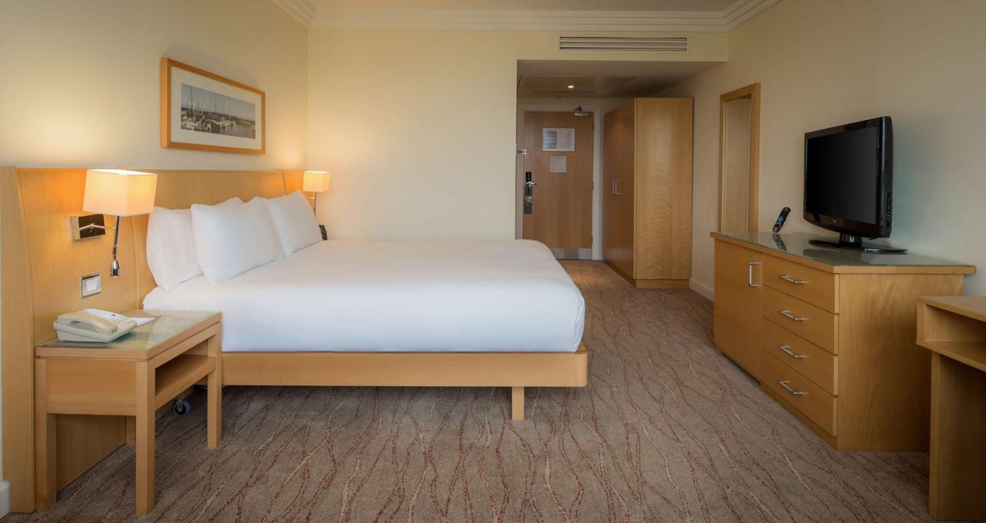 Hilton Dublin Airport Hotel Cloghran Exterior photo