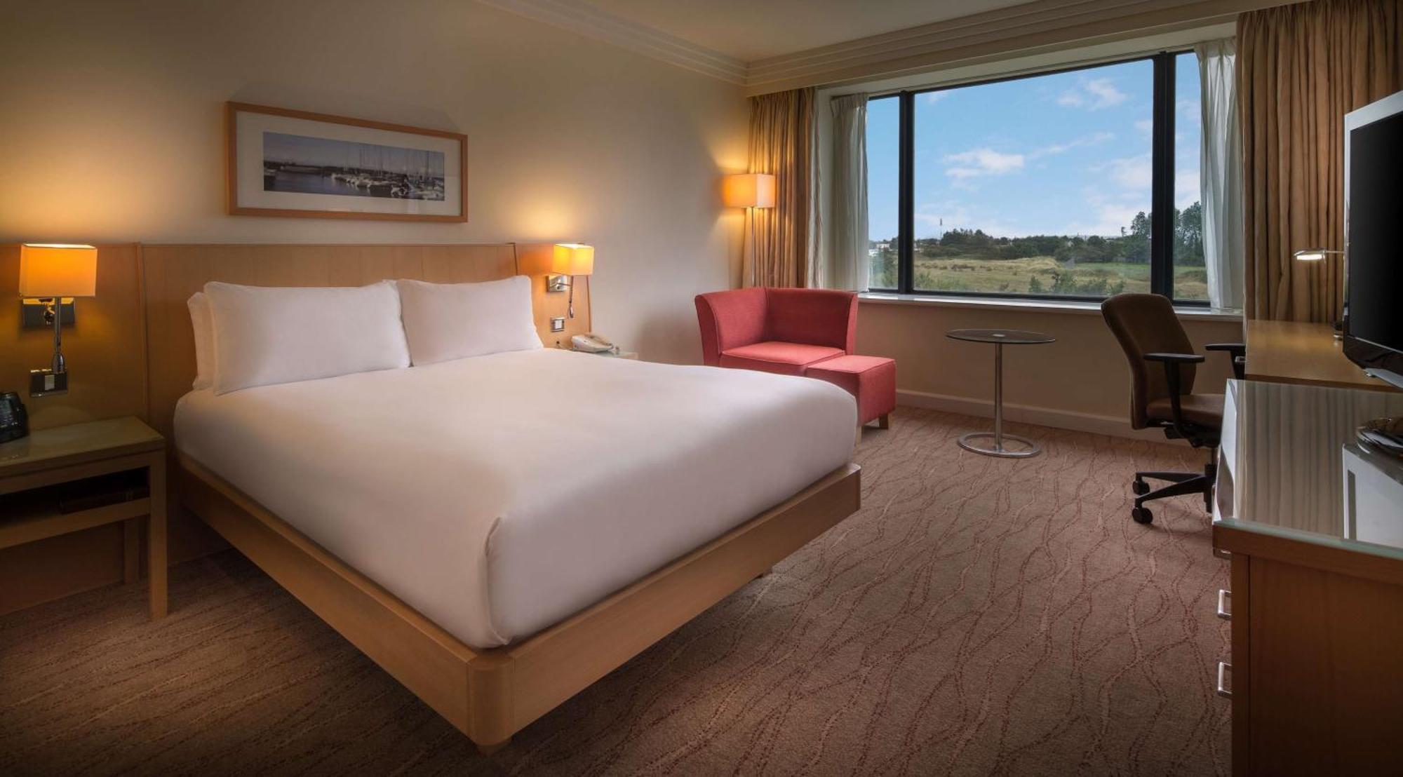 Hilton Dublin Airport Hotel Cloghran Exterior photo