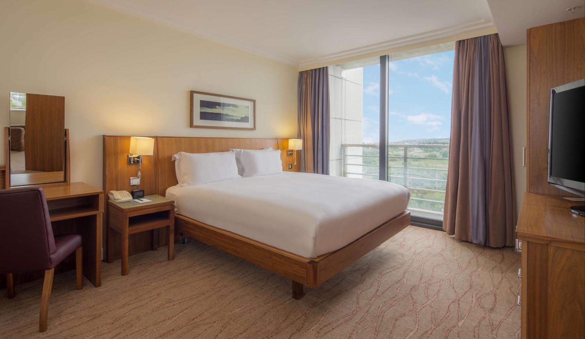 Hilton Dublin Airport Hotel Cloghran Exterior photo