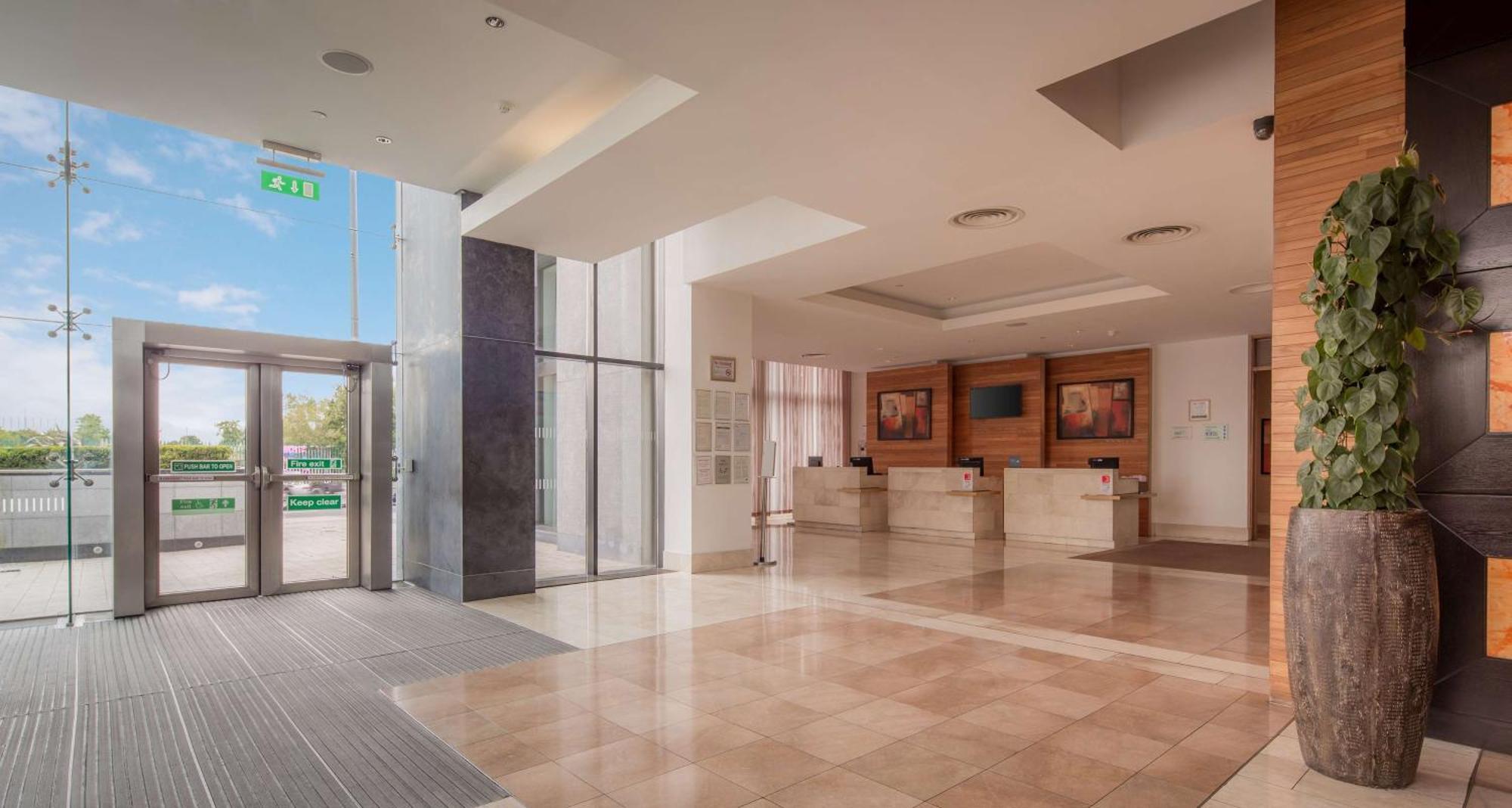 Hilton Dublin Airport Hotel Cloghran Exterior photo
