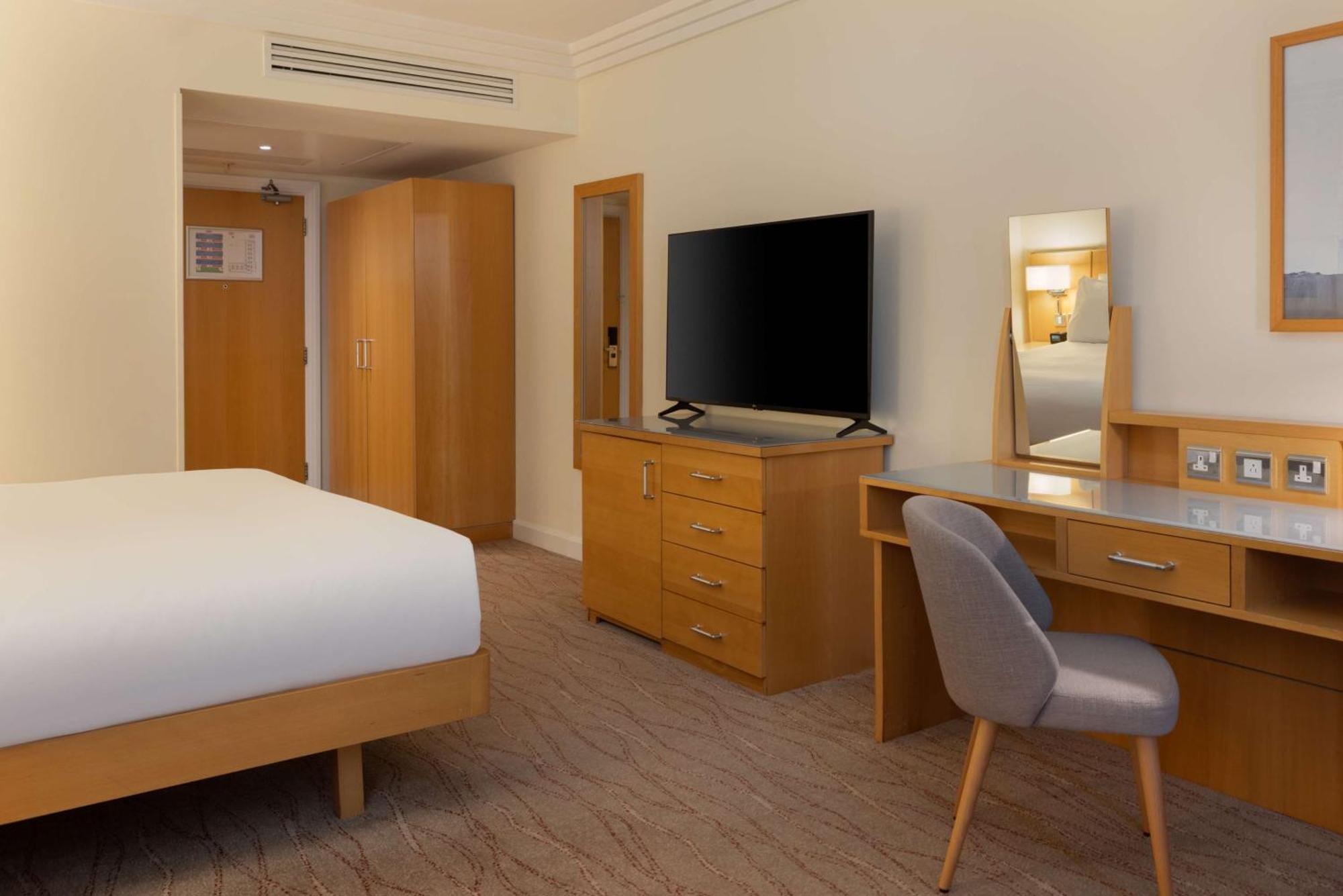 Hilton Dublin Airport Hotel Cloghran Exterior photo